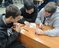 Студенты пытаются разгадать ребус