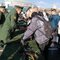 Студенты на сборке-разборке оружия