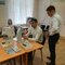 Выпускники демонстрируют навыки работы с оборудованием оптического салона