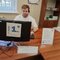 Работник приёмной комиссии Винников А. А. принимает заявления через Госуслуги и отвечает на вопросы абитуриентов по телефону